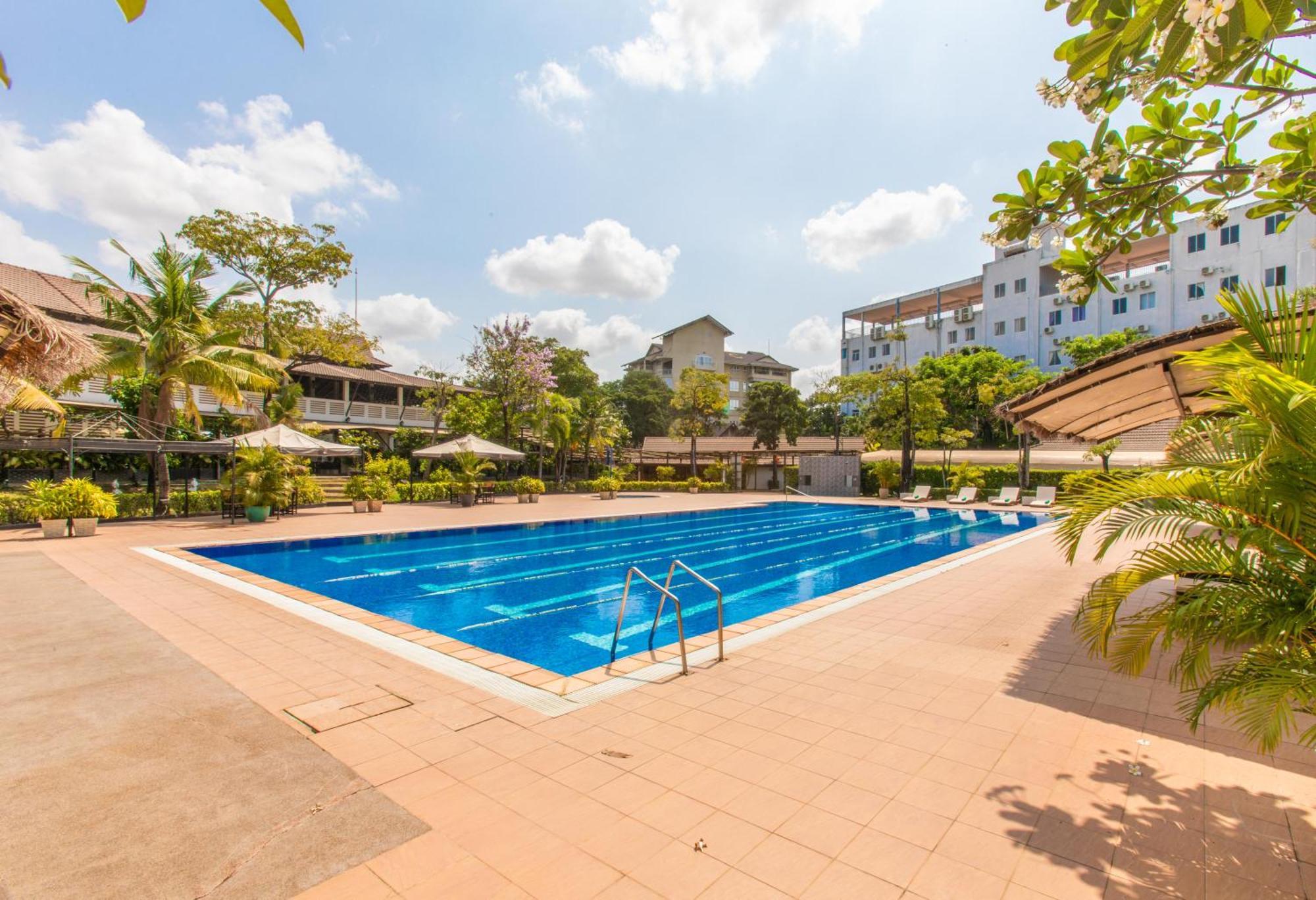 Cambodian Country Club Hotel Phnompen Kültér fotó